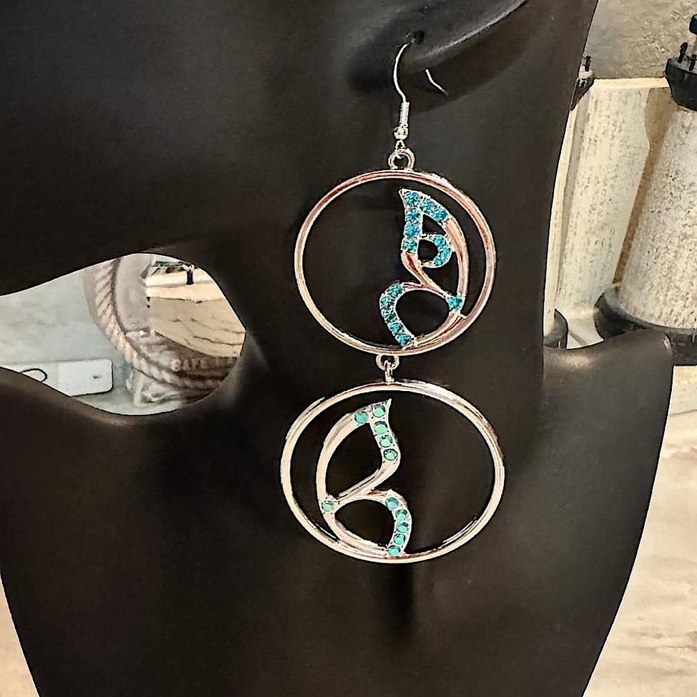 Hand crafted Elegant Silver Turquoise dangling Earrings 2x3in